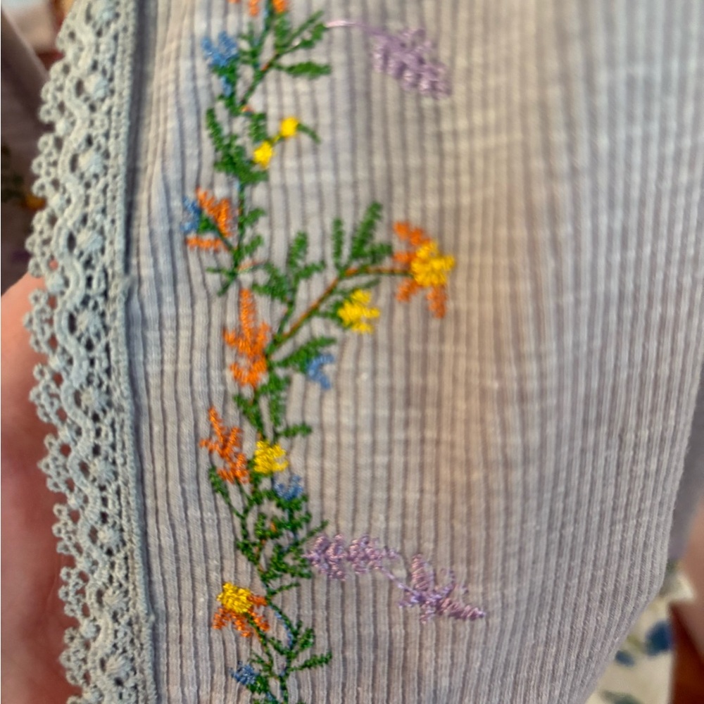 POL Gray Floral Embroidered Sleeveless V-Neck Babydoll Top Size Small NEW - Picture 6 of 10